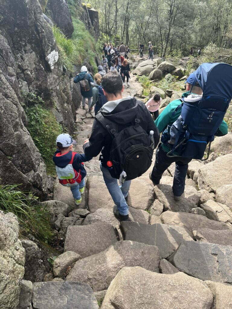 Những đứa trẻ leo núi